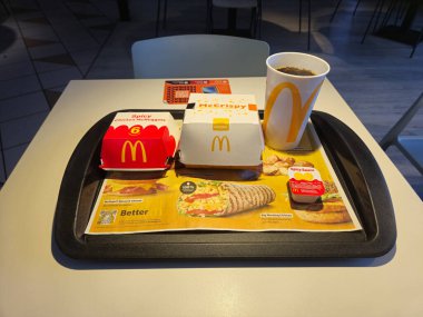 Hamm, Almanya - 11 Ekim 2024: Baharatlı Tavuk McNuggets, McÇıtır baharatlı, baharatlı sos ve Coca-Cola ile McDonald 's menüsü.