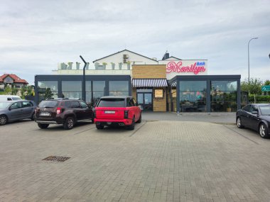 Straszyn, Polonya - 11 Eylül 2024: Marilyn barı Kuchene Rewolucje 'den sonra.