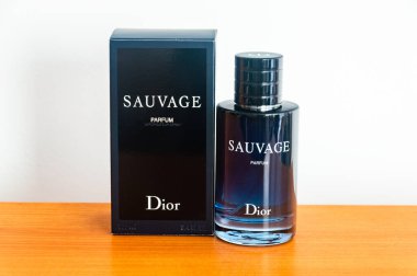 Pruszcz Gdanski, Polonya - 5 Kasım 2024: Kutu ve şişe Dior Sauvage parfümü.