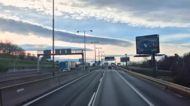 Karlova Ves, Slovakya - 18 Aralık 2024: Bratislava yakınlarındaki otoyolda sürüş görüntüsü.