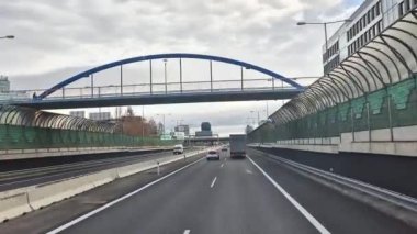 Bratislava, Slovakya - 18 Aralık 2024: Bratislava şehir merkezine yakın sürüş üzerine görüş.