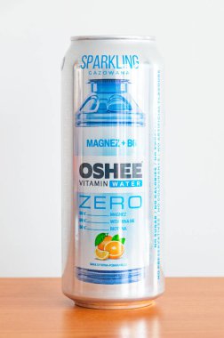 Pruszcz Gdanski, Polonya - 3 Kasım 2024: Oshee vitamin suyu kutusu.