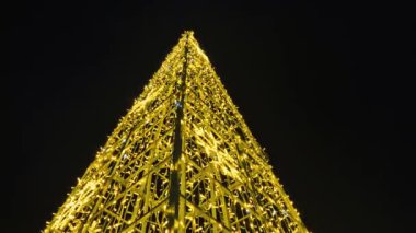 Kış gecelerinde sarı Noel ışıkları.