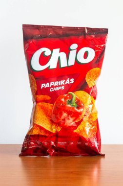 Pruszcz Gdanski, Polonya - 22 Aralık 2024: Chio Chips Paprika aromalı.