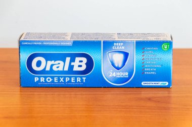 Pruszcz Gdanski, Polonya - 24 Aralık 2024: Oral B pro Expert Deep Clean diş macunu.