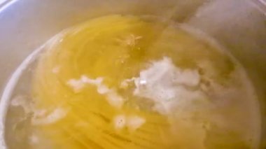 Metal tencerede makarna pişirmek. Makarnayla kaynar su..