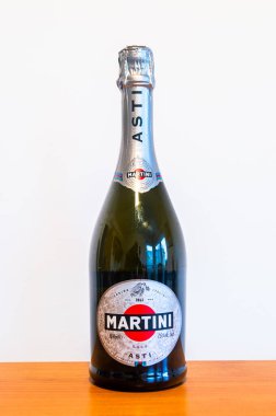 Pruszcz Gdanski, Polonya - 31 Aralık 2024: Bir şişe Martini Asti.