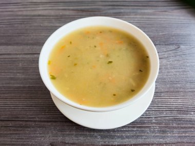 Beyaz kase ve Krupnik Polonya çorbası.