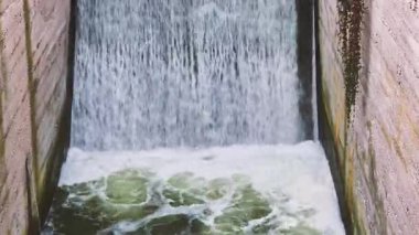 Büyük yapay şelalenin yaptığı beyaz köpüklü suya bak..