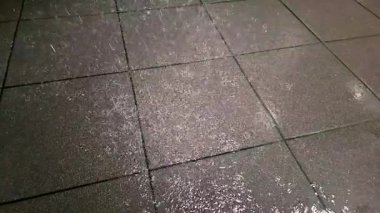 Su yavaş çekimde banyodaki fayanslara dökülüyor..