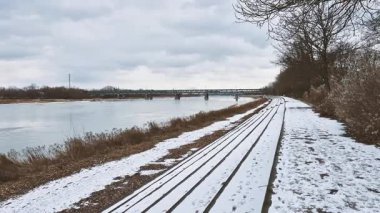 Vistula (Wisla) nehri Varşova 'da Gdansk Köprüsü ile kışın. 