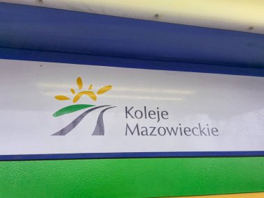 Brwinow, Polonya - 15 Şubat 2025: Logo ve Koleje Mazowieckie imzası.