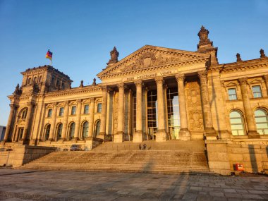 Berlin, Almanya - 22 Mart 2025: Alman halkı için anlam ifade eden Dem Deutschen Volke adanmışlığıyla Reichstag binası.