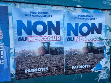Port-Jerome-sur-Seine, Fransa - 2 Nisan 2025: Fransız siyasi partisi Rassemblement National 'ın tarım posteri.