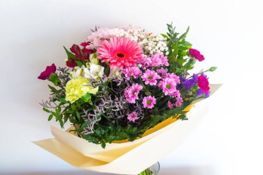 Güzel bir buket çiçek. Bir buket taze çiçek..