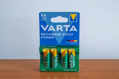 Pruszcz Gdanski, Polonya - 20 Şubat 2025: Varta yeniden şarj edilebilir avvu.