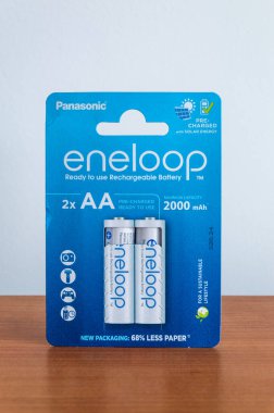 Pruszcz Gdanski, Polonya - 20 Şubat 2025: Panasonic Eneloop şarj edilebilir pil.