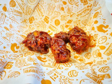 Wroclaw, Polonya - 5 Nisan 2025: Popeyes 3 kalın BBQ filetosu.