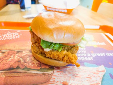 Wroclaw, Polonya - 5 Nisan 2025: Popeyes Baharatlı Tavuk Sandviçi.