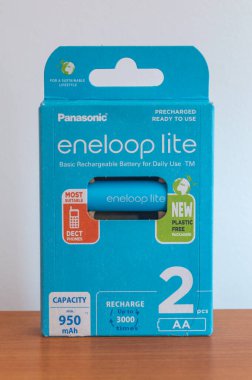 Pruszcz Gdanski, Polonya - 22 Şubat 2025: Panasonic Eneloop lite temel şarj edilebilir pil günlük kullanım için.