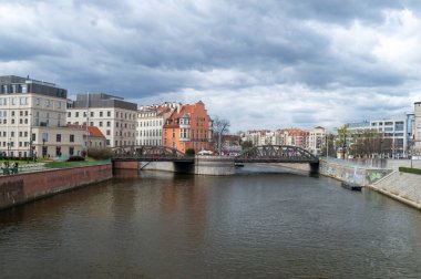 Wroclaw, Polonya - 5 Nisan 2025: Mlynskie Köprüsü (Mosty Mlynskie).