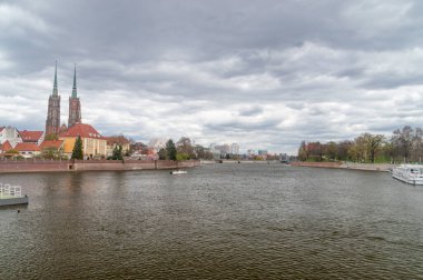 Wroclaw, Polonya - 5 Nisan 2025: Eski Wroclaw kentindeki Oder Nehri.