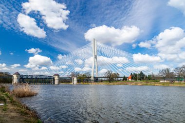 Baraj ve Redzin Köprüsü ile Oder nehrinin manzarası.