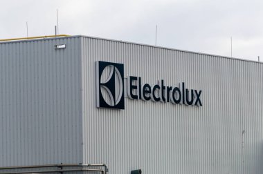 Olawa, Polonya - 6 Nisan 2025: Polonya 'daki fabrika üzerine Electrolux Logosu.