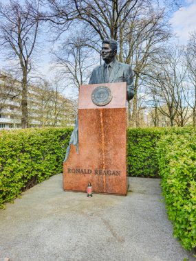 Varşova, Polonya - 12 Nisan 2025: Ronald Reagan Anıtı.