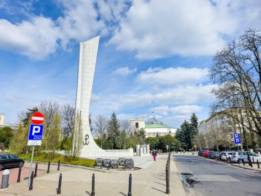 Varşova, Polonya - 12 Nisan 2025: Polonya Yeraltı Devleti, Ordusu ve Polonya Cumhuriyeti Sejm Anıtı.