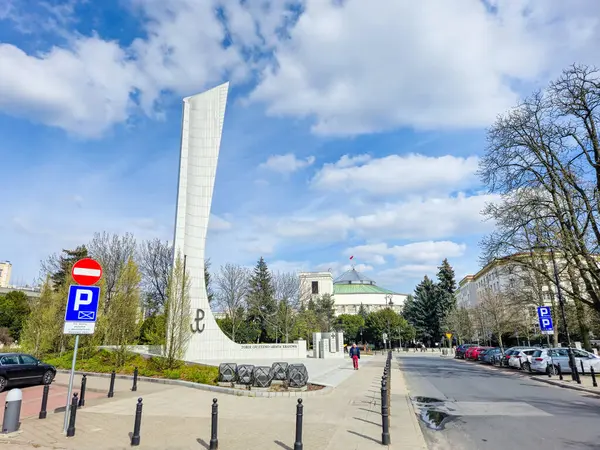 Varşova, Polonya - 12 Nisan 2025: Polonya Yeraltı Devleti, Ordusu ve Polonya Cumhuriyeti Sejm Anıtı.