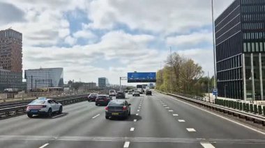 Amsterdam, Hollanda - 9 Nisan 2025: Amsterdam 'da A10 karayolunda sürüş.