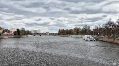 Wroclaw, Polonya - 5 Nisan 2025: Eski Wroclaw kentindeki Oder Nehri.