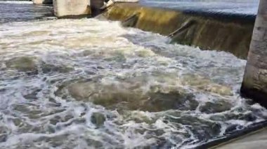Hidroelektrik santralinde su boşaltımı.