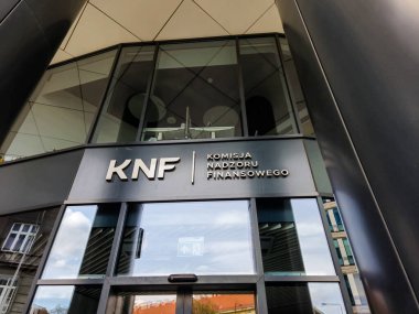 Varşova, Polonya - 12 Nisan 2025: KNF Komisja Nadzoru Finansowego (Mali Denetim Dairesi).