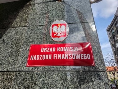 Varşova, Polonya - 12 Nisan 2025: Komisja Nadzoru Finansowego 'nun imzası (Mali Denetim Dairesi).