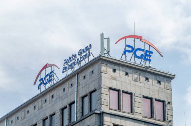 Varşova, Polonya - 12 Nisan 2025: Polska Grupa Energetyczna PGE logosu ve işareti.