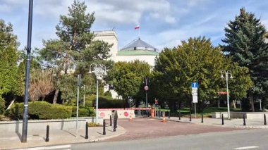 Varşova, Polonya - 12 Nisan 2025: Polonya Cumhuriyeti Sejm 'e giriş kapısı (Sejm Rzeczypospolitej Polskiej).