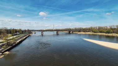 Varşova, Polonya - 12 Nisan 2025: Vistula Nehri Varşova.