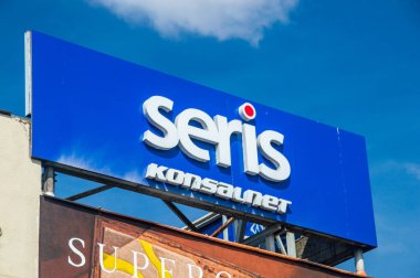 Varşova, Polonya - 12 Nisan 2025: Logo ve Seris Konsalnet 'in işareti.