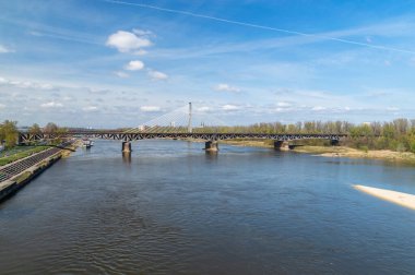 Varşova, Polonya - 12 Nisan 2025 Varşova Vistula Nehri manzarası.