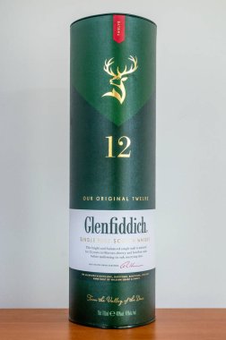 Pruszcz Gdanski, Polonya - 21 Nisan 2025: Bir kutu Glenfiddich 12 malt viski.