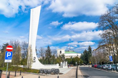 Varşova, Polonya - 12 Nisan 2025: Polonya Yeraltı Devleti, Ordusu ve Polonya Cumhuriyeti Sejm Anıtı.