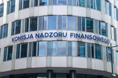Varşova, Polonya - 12 Nisan 2025: Polonya Mali Denetim Dairesinin İşareti (Urzad Komisji Nadzoru Finansowego).