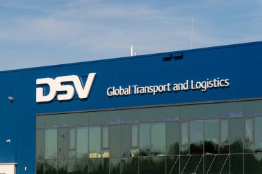 Chrzanow Maly, Polonya - 13 Nisan 2025: DSV Küresel Taşımacılık ve Lojistik Logosu.