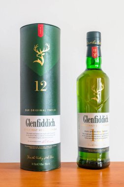 Pruszcz Gdanski, Polonya - 21 Nisan 2025: Kutu ve bir şişe Glenfiddich 12 malt viski.