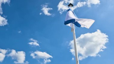 Finlandiya ulusal bayrağı mavi gökyüzünde.