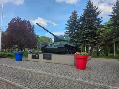 Miroslawiec, Polonya - 29 Nisan 2025: Anıt - Tank (T-34 / 85) askerlerin anısına.