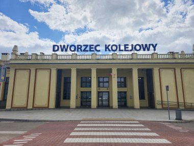 Kalisz, Polonya - 4 Mayıs 2025: Kalisz tren istasyonuna giriş.
