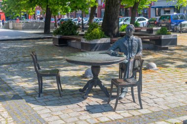 Ostrow Wielkopolski, Polonya - 3 Mayıs 2025: Ostrow Wielkopolski pazar meydanındaki Stefan Rowinski heykeli.